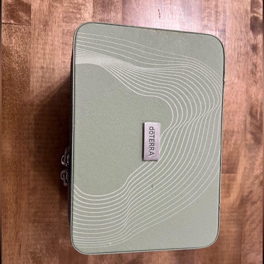 Doterra Train Case - Picture 2 of 4
